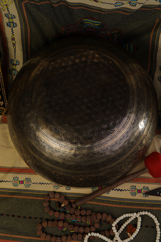 Фото Кованная поющая чаша Gangotry Eghting Carving "след Будды"