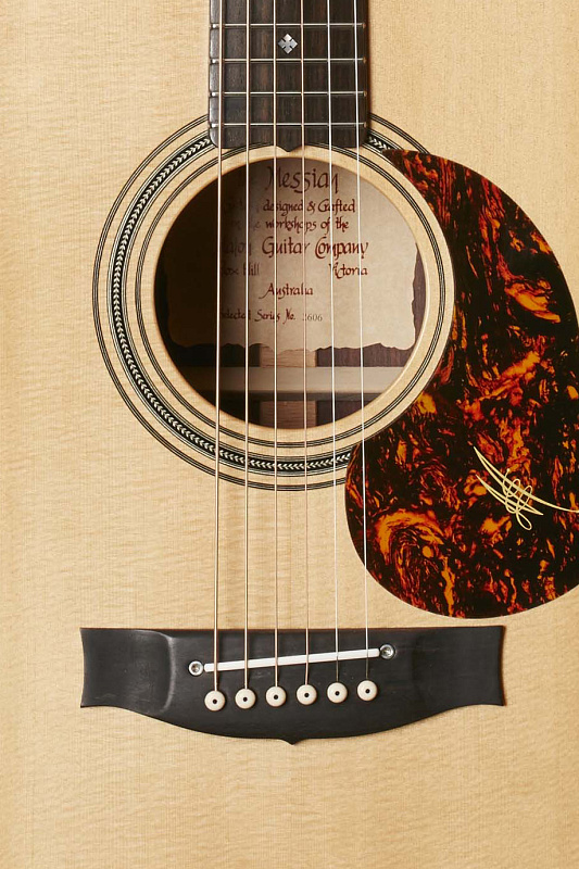 Фото Электроакустическая гитара Maton EM100J