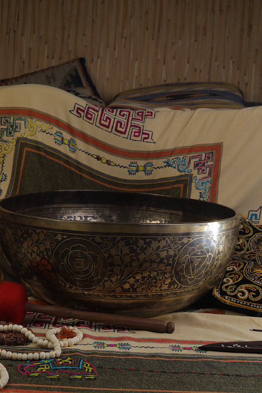 Фото Кованная поющая чаша Gangotry Eghting Carving "след Будды"